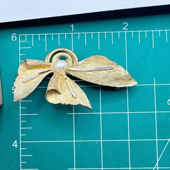 BSK Vintage MCM Textured Gold Tone Pearl Flower Brooch Pin Modernist - Picture 11 of 13